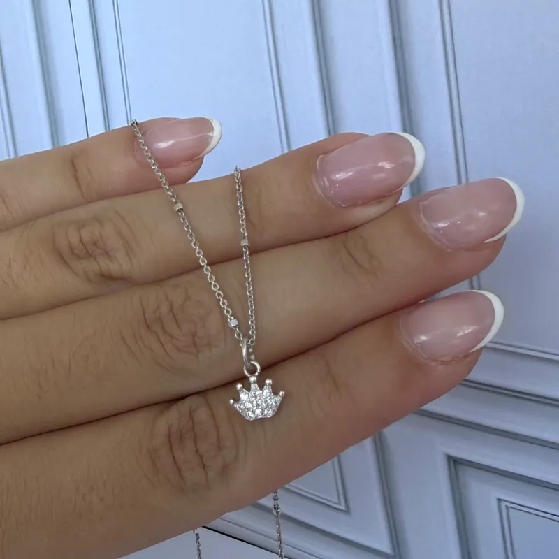 Cadena con dije de corona 