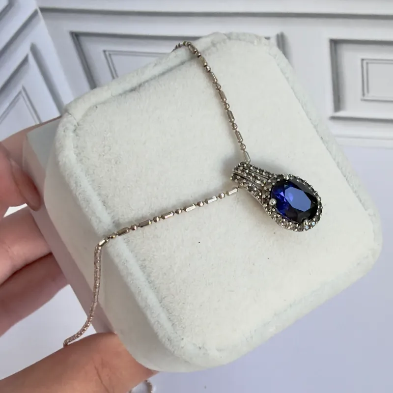 Cadena destello azul