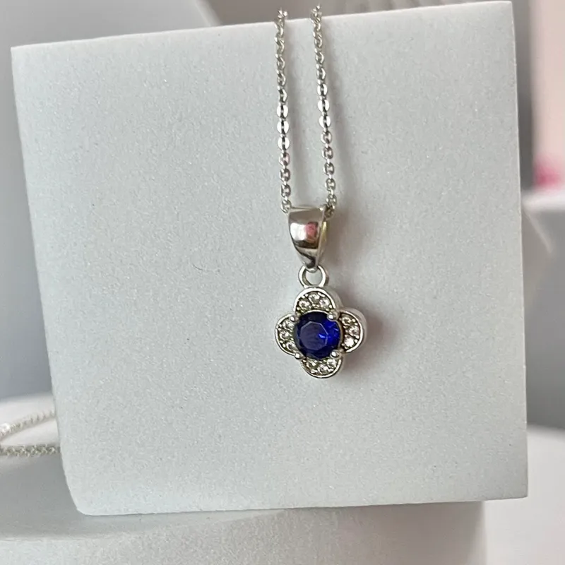 Cadena flor con perla azul