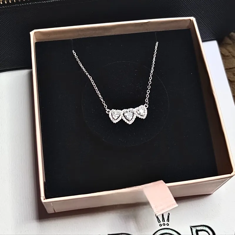 Cadena Pandora 3 corazones edición marzo 2026