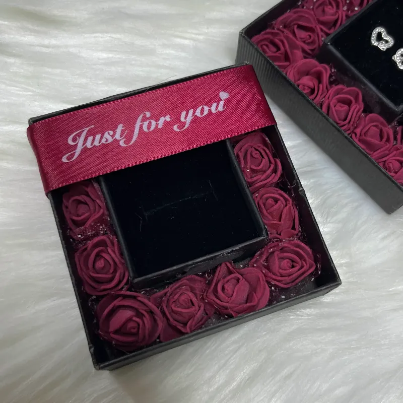 Cajita de regalo con rosas ❤️