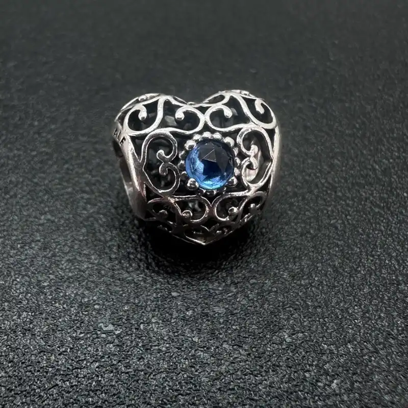 Charm corazón enredado azul