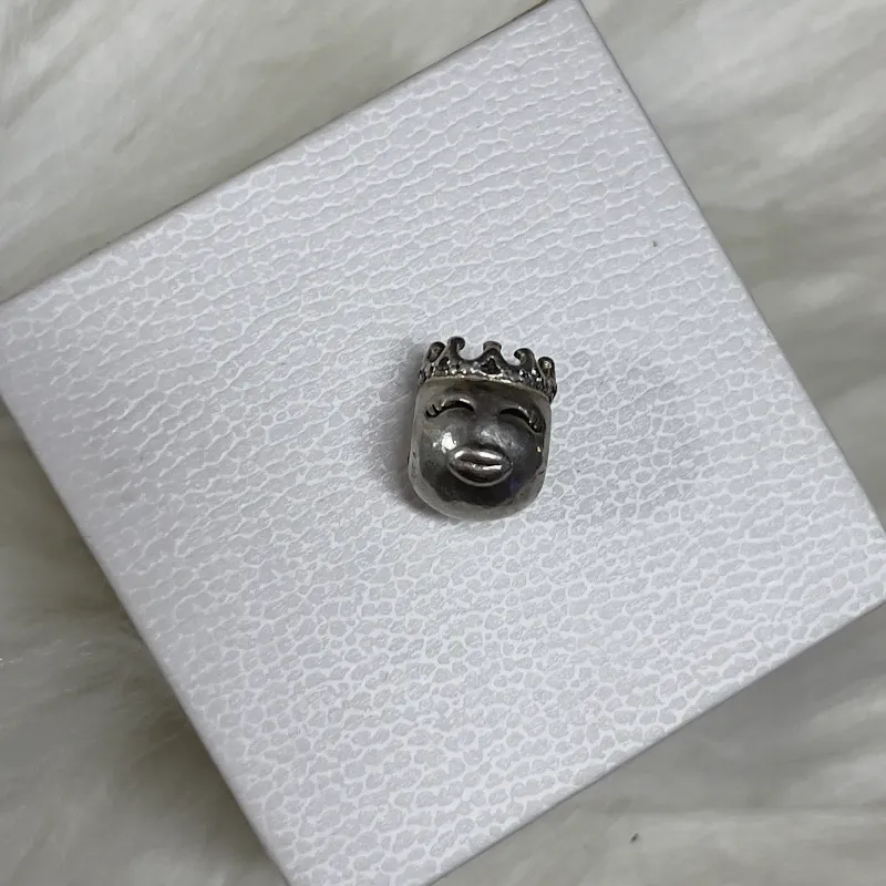 Charm de plata Reina