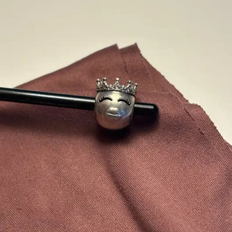 Charm de plata Reina