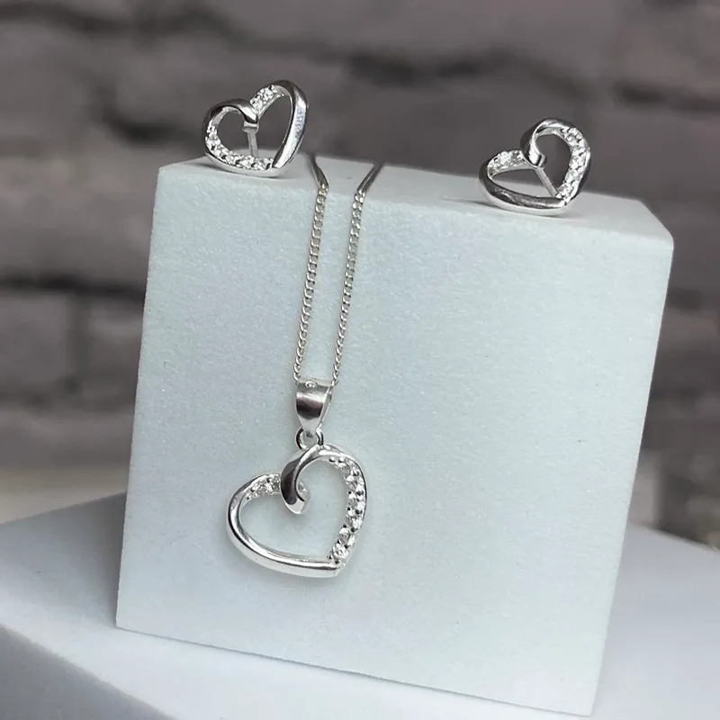 Conjunto aretes y cadena corazones