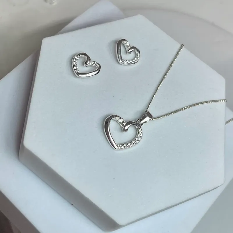 Conjunto aretes y cadena corazones