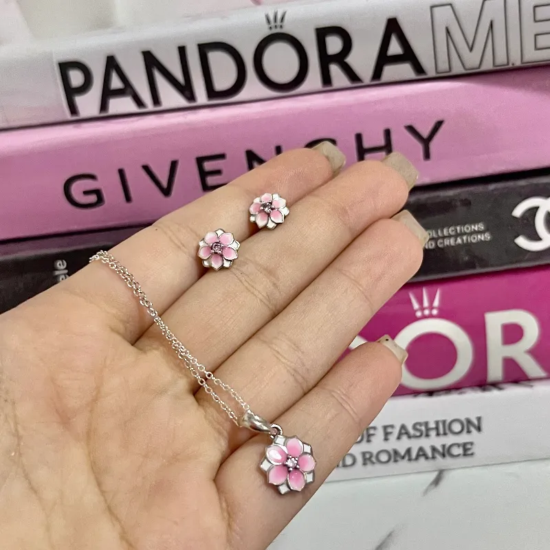 conjunto aretes y collar Pandora 