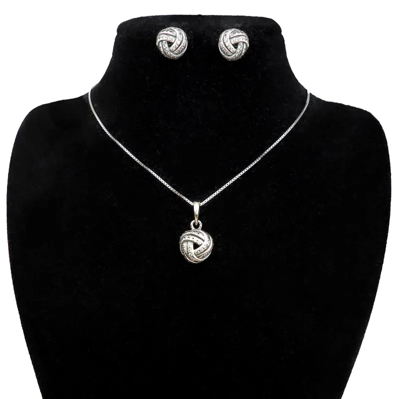 Conjunto aretes y collar Pandora nudo 