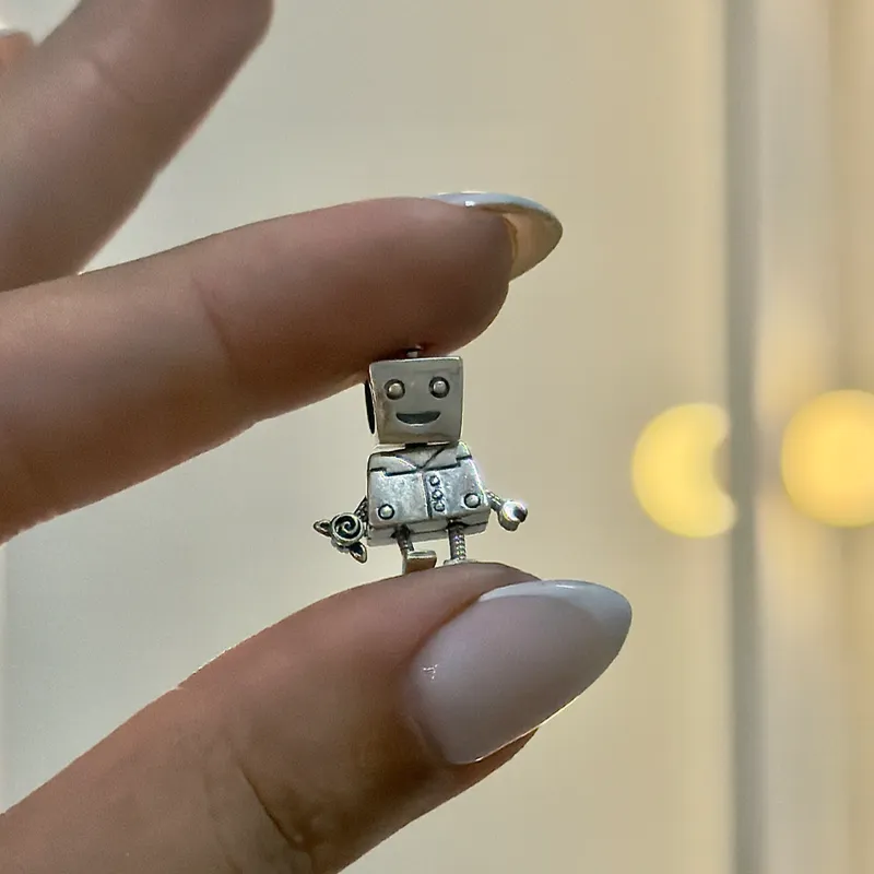 Robot enamorado con regalo flor