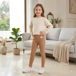 Leggings Acanalados con Detalle de Parche – Estilo y Comodidad para el Día a Día