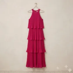 Vestido Maxi "Magenta Plissé" – Elegancia en Capas