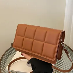 Bolsa cuadrada de cuadros a relieve con solapa ( marrón)