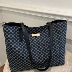 Bolso de hombro mediano con estampado total