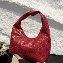 Bolso tote de medialuna con textura trenzada