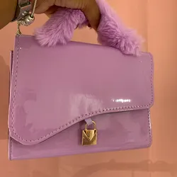 Cartera con Asa De Peluche
