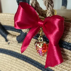Llavero de fresa y lazo rojo 