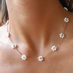Cadena de acero inoxidable con flores de vidrio blancas 