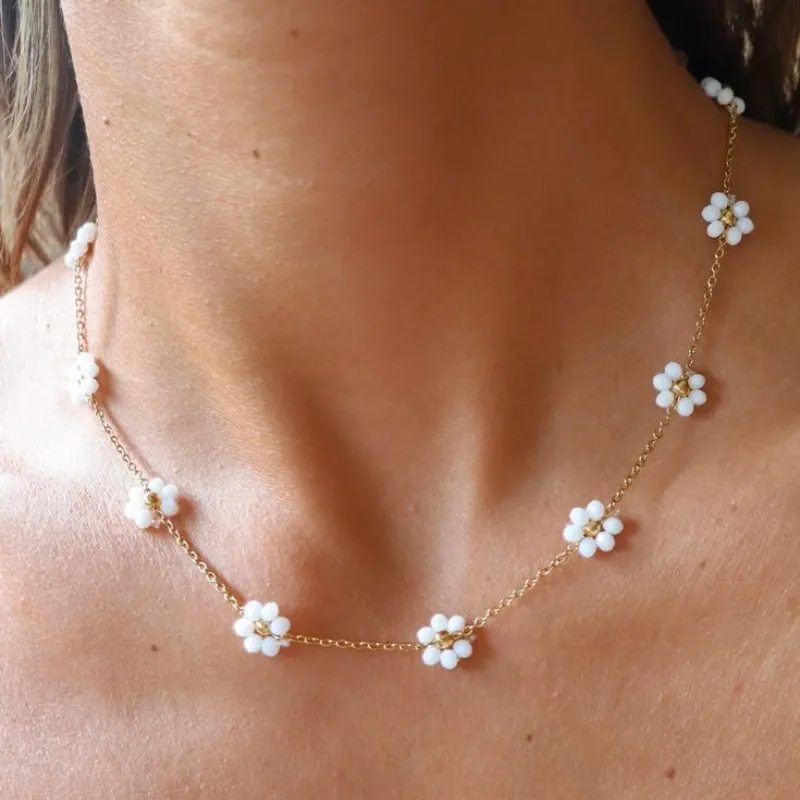 Cadena de acero inoxidable con flores de vidrio blancas 