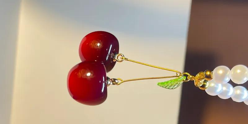 Cerezas con perla blanca redonda 