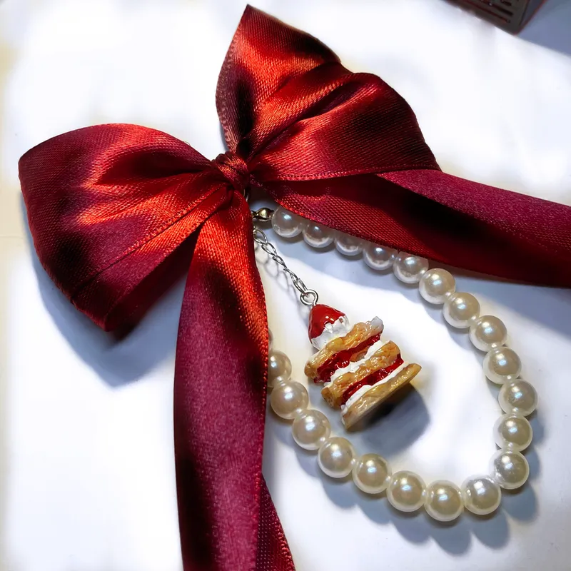 Colgante con lazo rojo y charm 