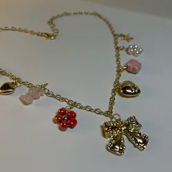Colgante de lazo y charms 