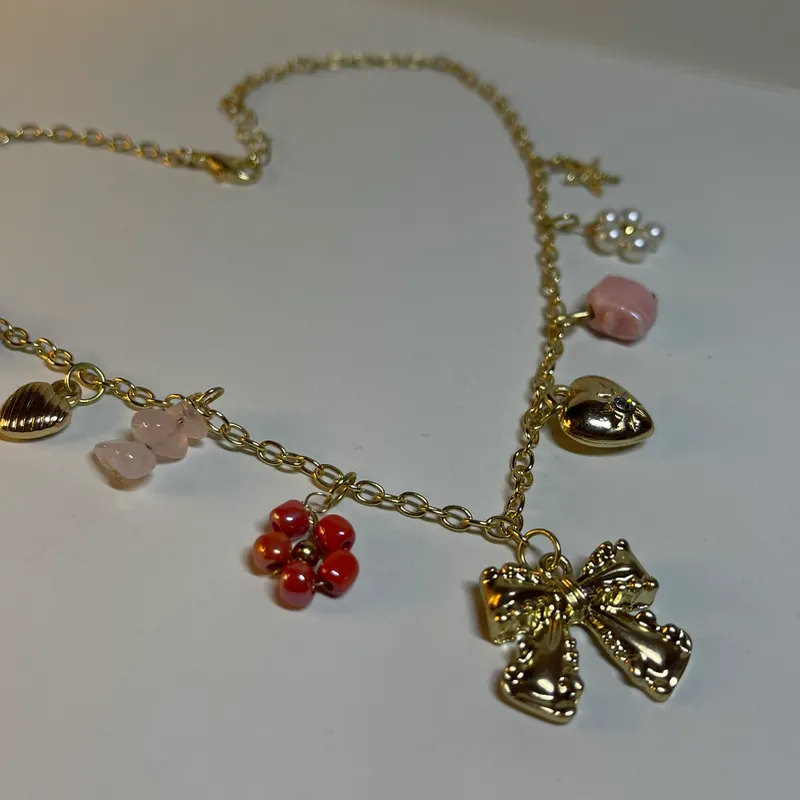 Colgante de lazo y charms 
