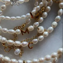 Collar de imitación de perlas de rio con letra dorada 