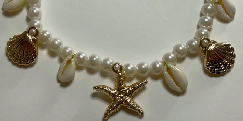 Collar de perlas con accesorios marinos 