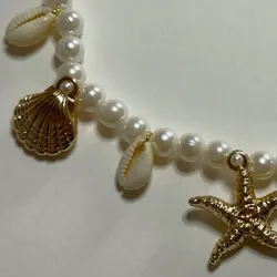 Collar de perlas con accesorios marinos