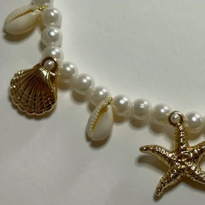 Collar de perlas con accesorios marinos 