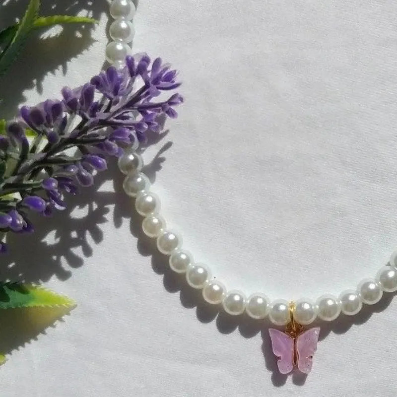 Collar de perlas con mariposas 