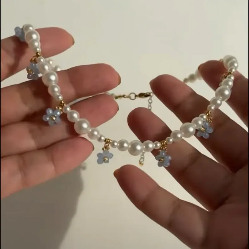 Collar perlado con flores de vidrio 