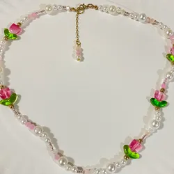 Collar perlado de tulipanes