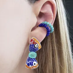 Ear cuffs de colores planos . 