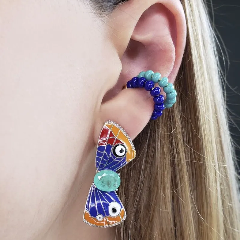 Ear cuffs de colores planos . 