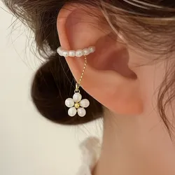 Earcuff con flor perlada y cadena de acero inoxidable 