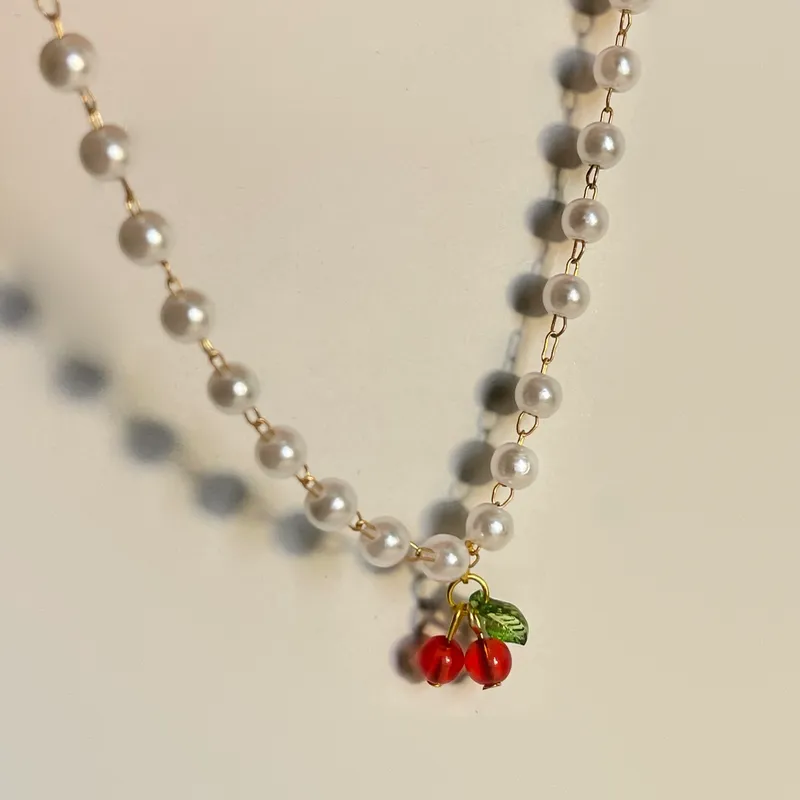 Perlado de cereza solitaria