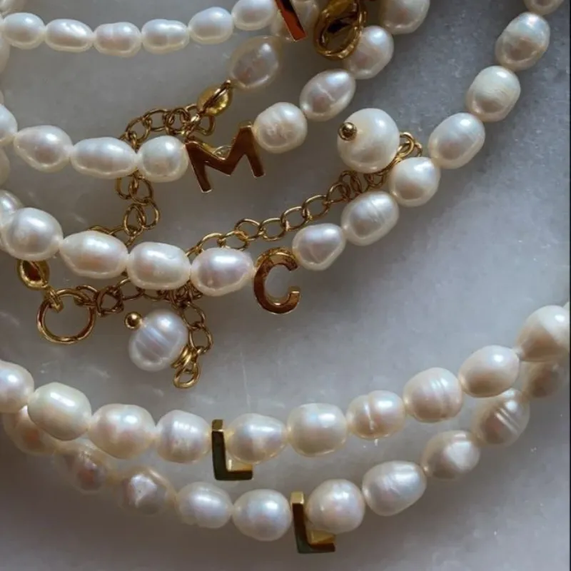 Perlas irregulares con letras en dorado 