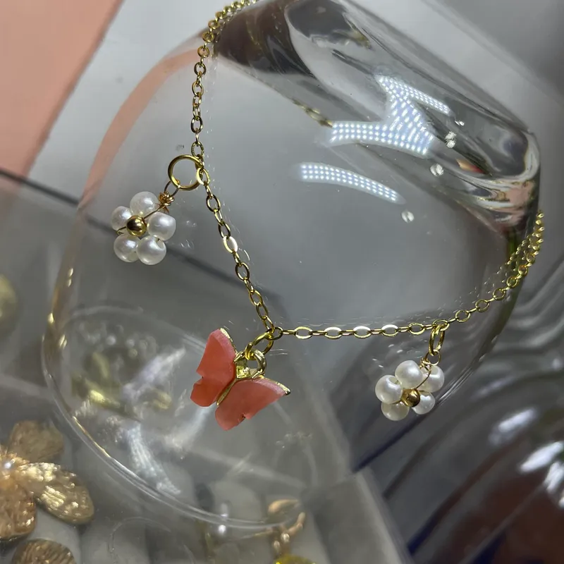 Tobillera de acero inoxidable con mariposa y flores perladas 