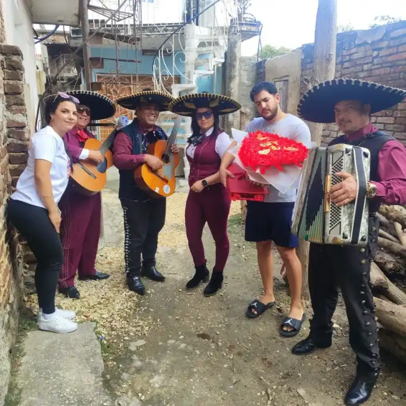 Mariachis con Luxury Balloons