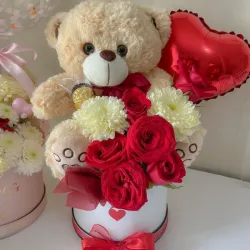 Caja rellena de oso con rosas 