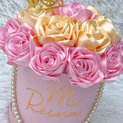 Caja rellena de rosas