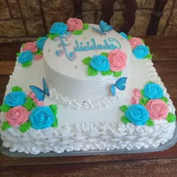 Cake bandeja completa con un piso encima relleno de leche condensada 