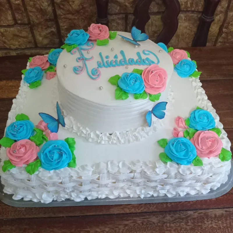 Cake bandeja completa con un piso encima relleno de leche condensada 