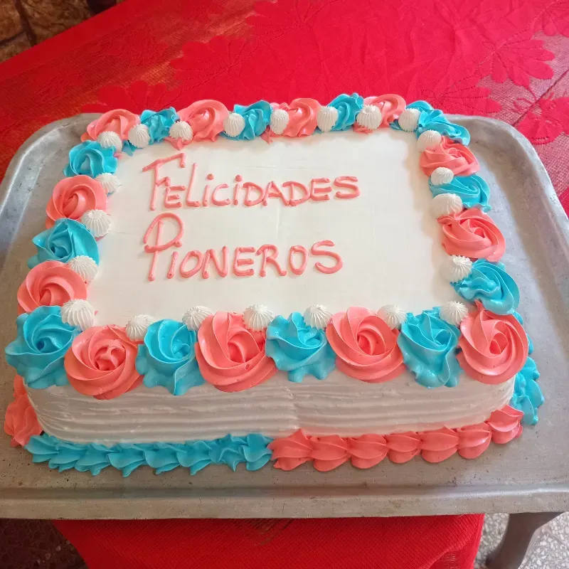 Cake media bandeja relleno de leche condensada 