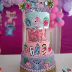 Pastel temático con soporte 