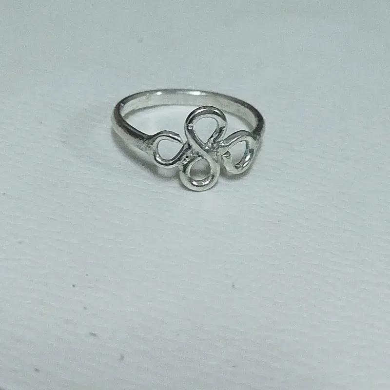 Anillo de figura.