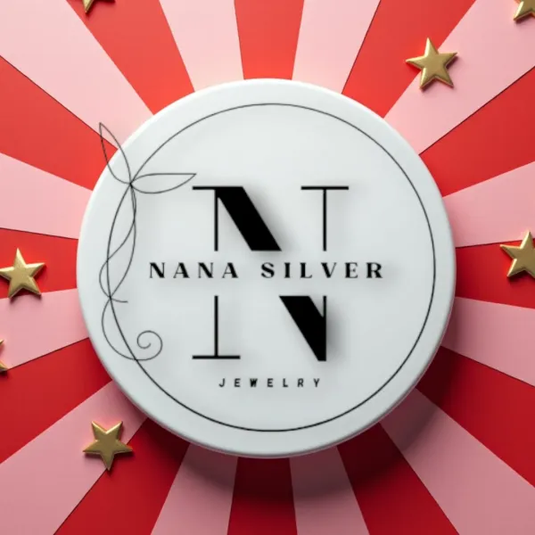 ✨ Descubre el brillo único de la orfebrería cubana con Nana Silver ✨
Cada pieza es una obra de arte, forjada con pasión y elegancia en auténtica plata. Desde diseños delicados hasta estilos audaces, nuestras prendas resaltan tu personalidad mientras celebran el talento artesanal de Cuba.
💍 Hecho a mano con amor. Diseñado para brillar.