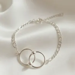 Pulsera con diseño minimalista