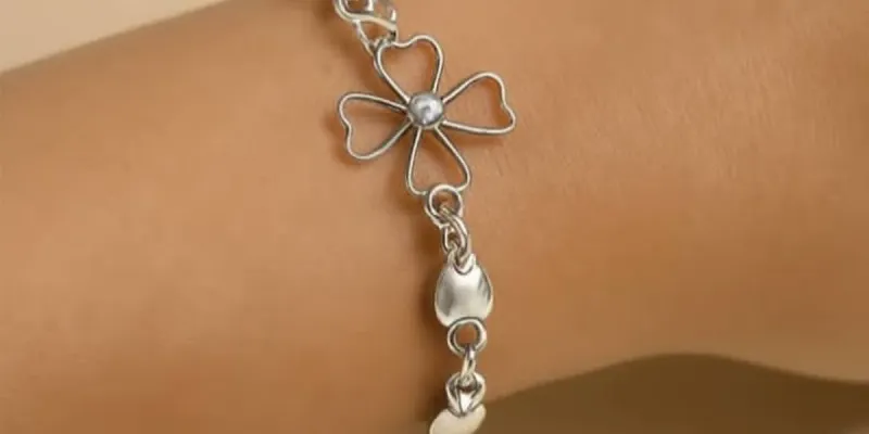 Pulsera con flor y corazones 